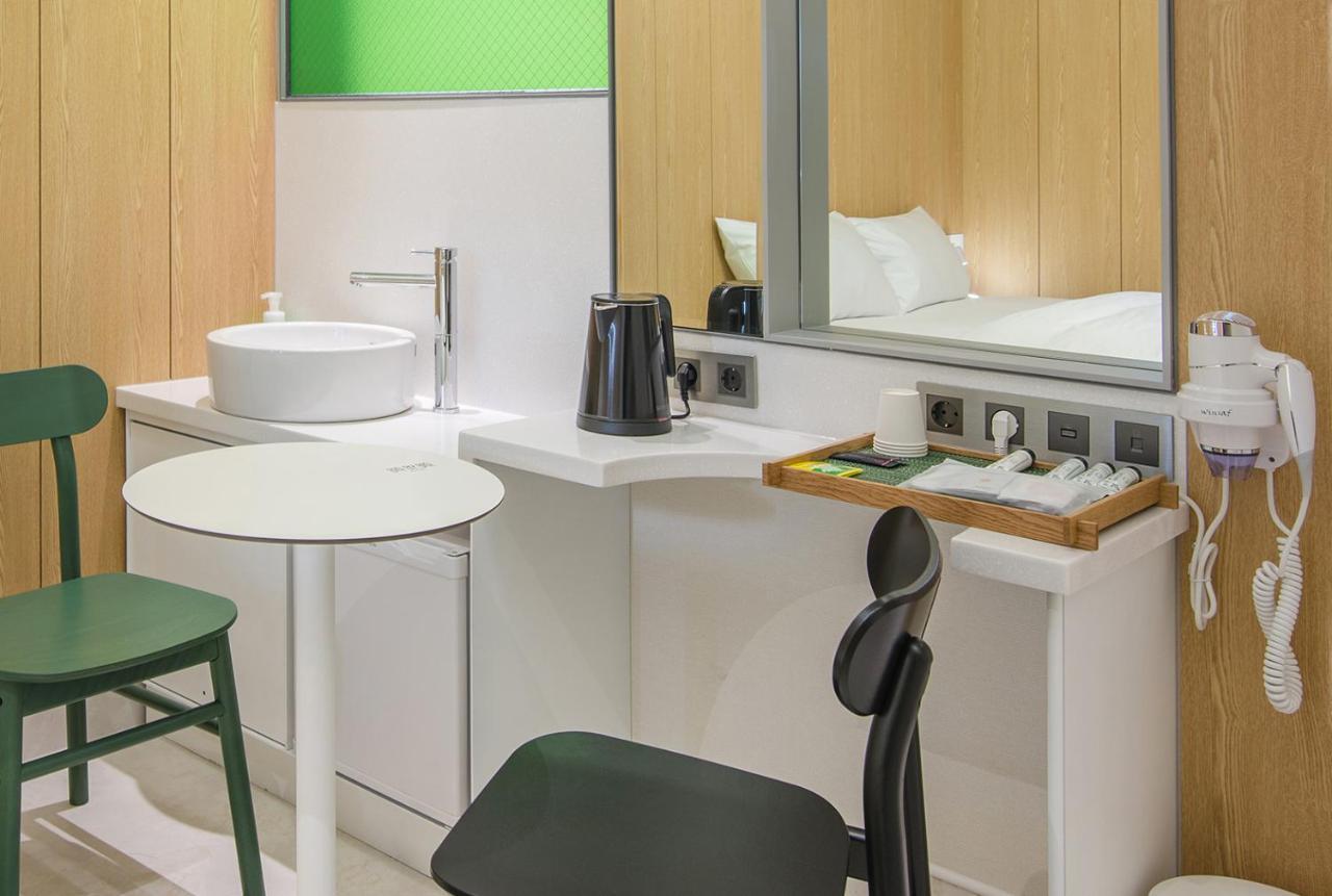 Blo By Blo Hotel Тегу Екстериор снимка